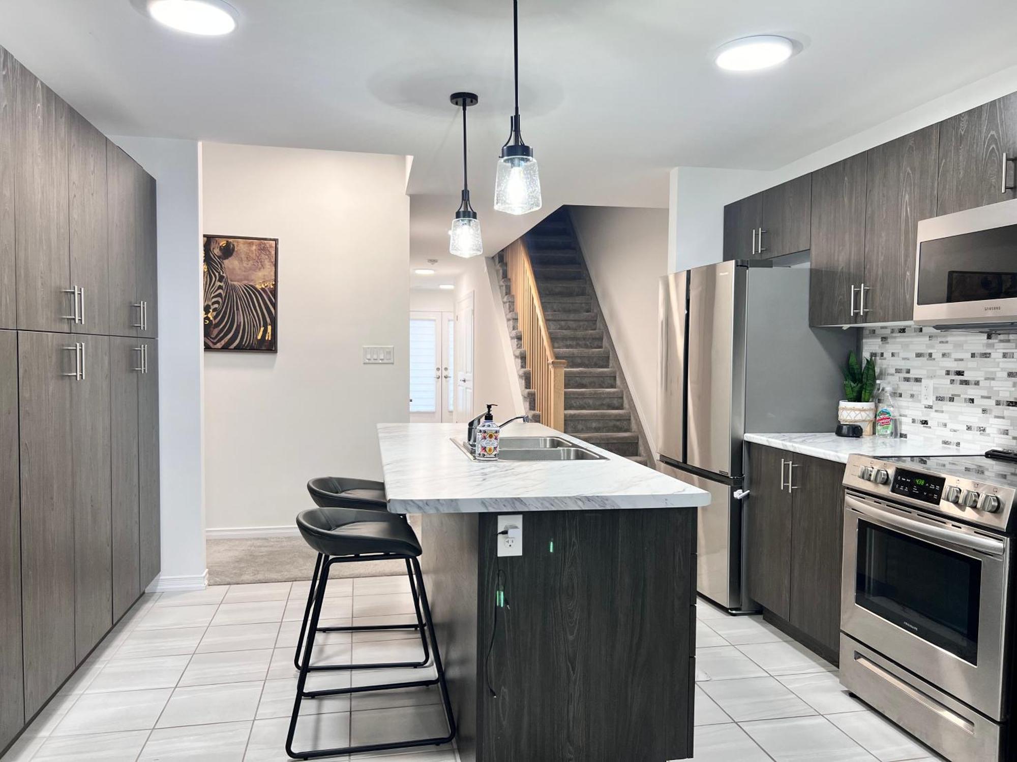 Spacious 4-Bedroom Home, Comfortably Sleeps 10 Barrie Exteriör bild